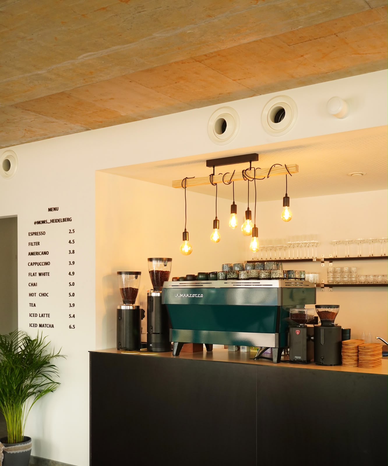 Theke mit La Marzocco Espressomaschine bei Mom's Café & Bar