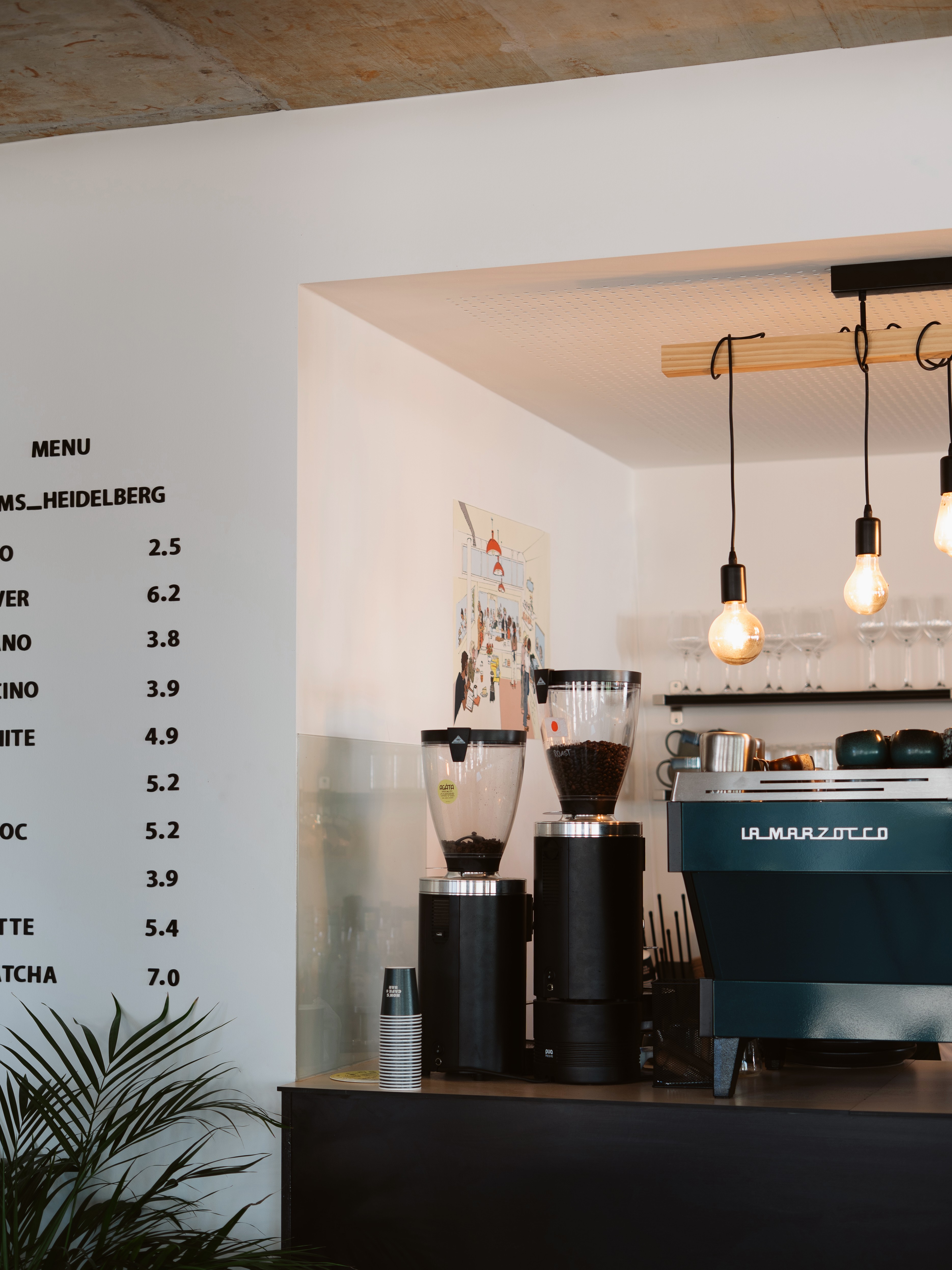 Theke mit La Marzocco Espressomaschine und Mühlen